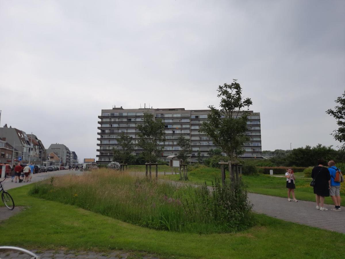 Appartement Residentie Astrid Met Private Parking Bredene Exteriör bild